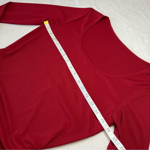 Scoop Neck Ruched Side Crop Tee Burgundy Large - Picture 5 of 11